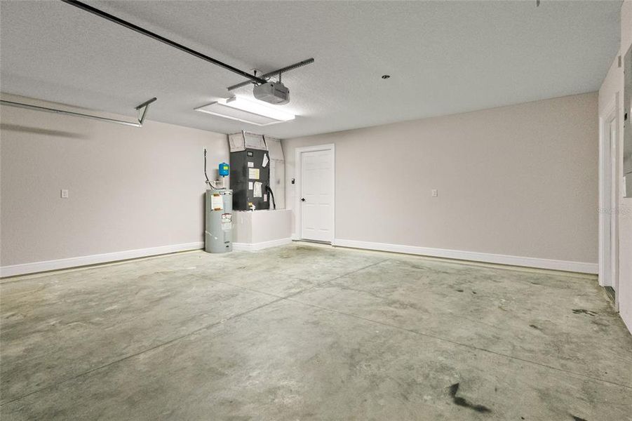 Spacious, unfurnished interior of a new home in Marion Oaks, Ocala (Image 7).