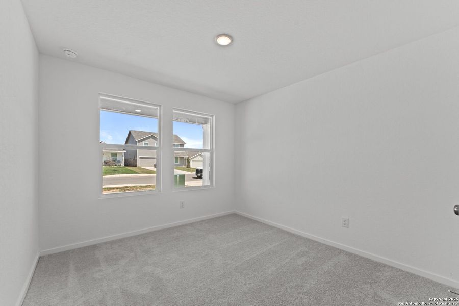 Spacious, unfurnished interior of a new home in Lodi Grove, Floresville (Image 13).
