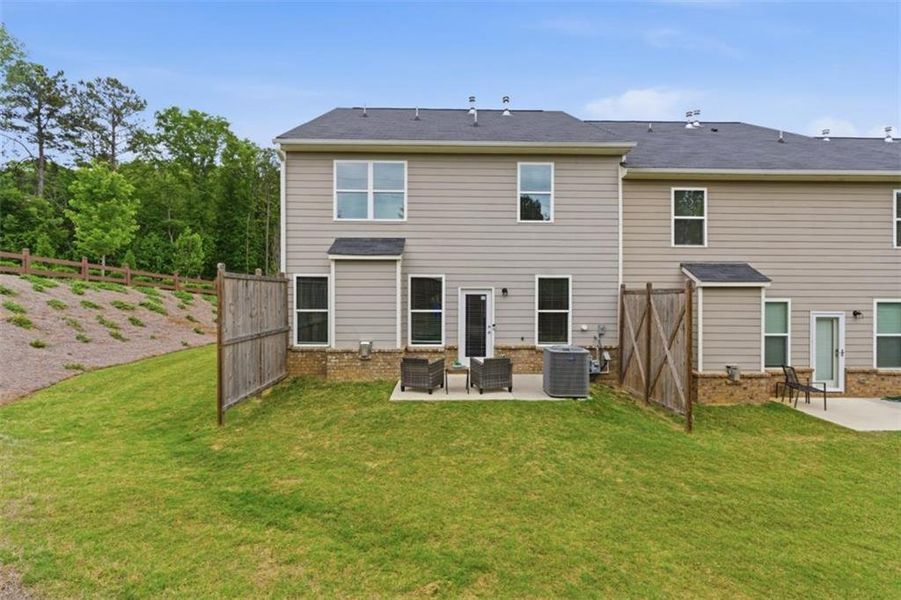 Exterior details and patio area of a home in Park Center Pointe, Mableton (Image 27).