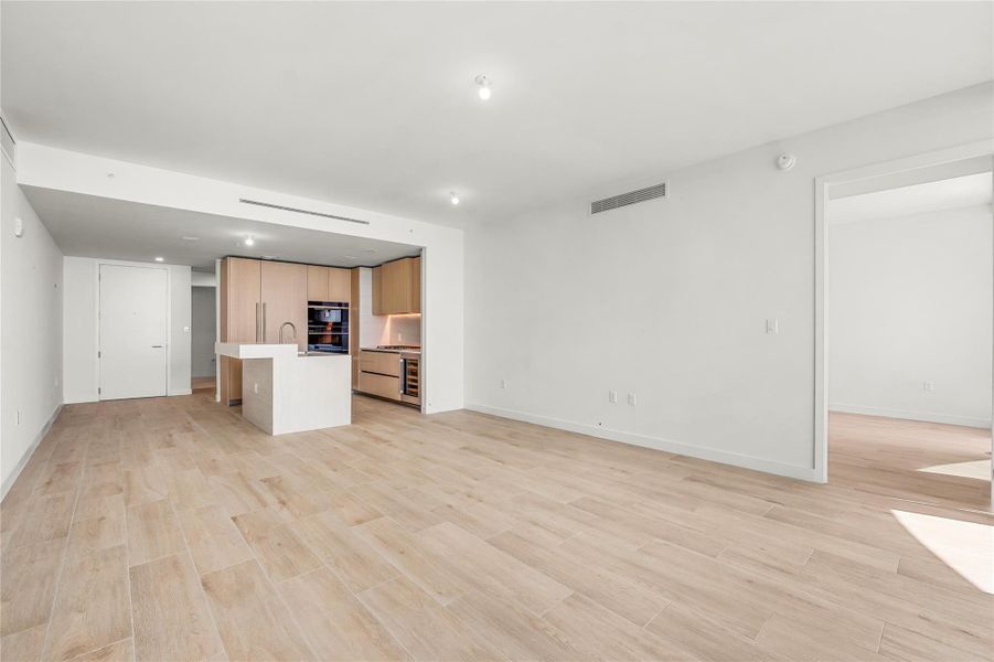 Spacious, unfurnished interior of a new home in Casamar, Pompano Beach (Image 29).