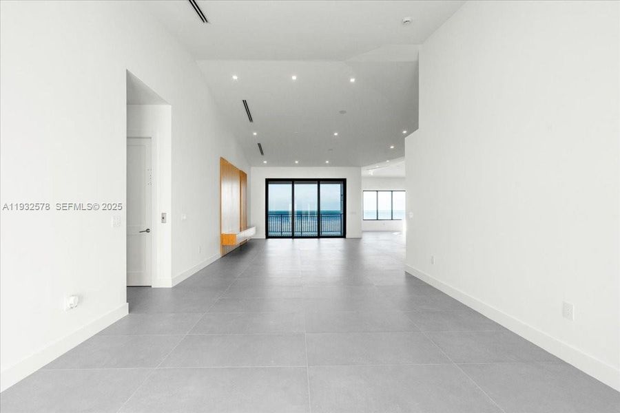 Spacious, unfurnished interior of a new home in , Marathon (Image 72).