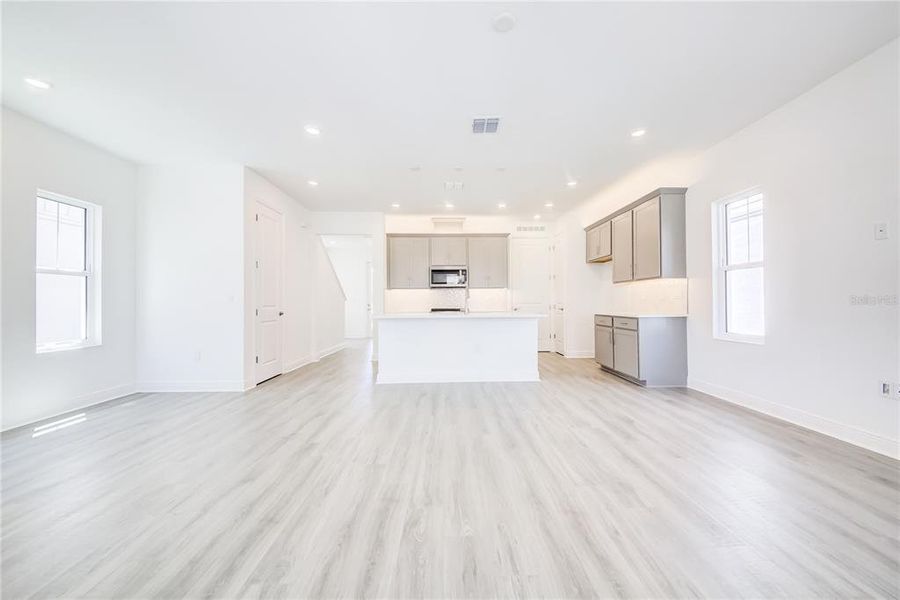 Spacious, unfurnished interior of a new home in Bungalow Walk at Lakewood Ranch, Sarasota (Image 16).