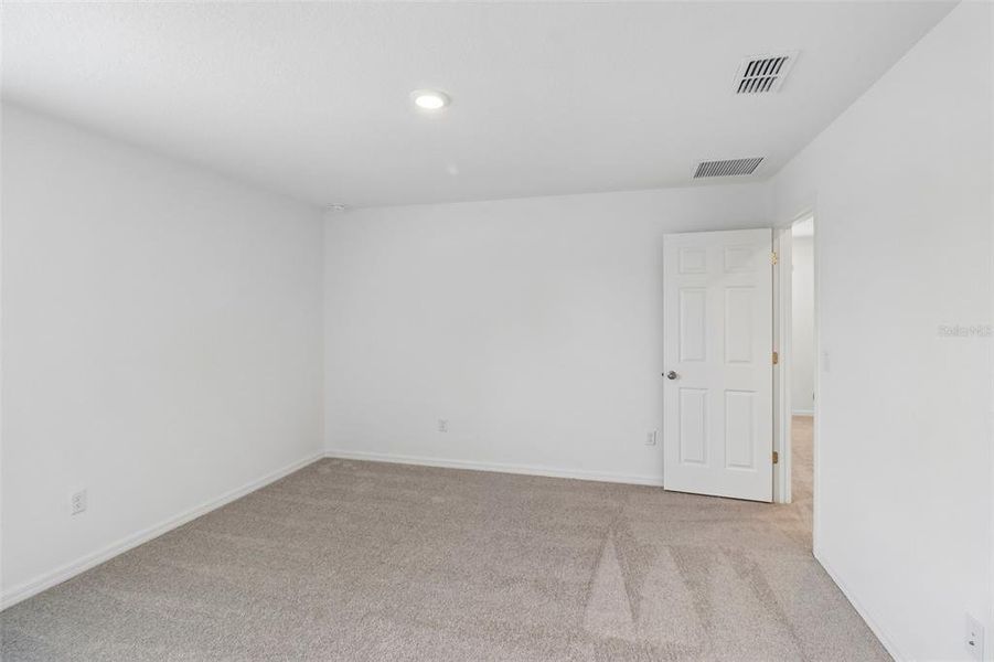 Spacious, unfurnished interior of a new home in Beresford Woods, Deland (Image 16).