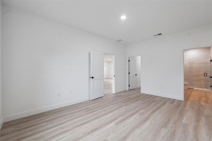 Spacious, unfurnished interior of a new home in , Ocala (Image 36).