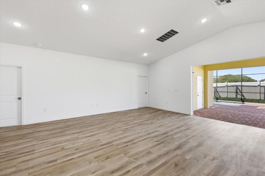 Spacious, unfurnished interior of a new home in , Haines City (Image 9).