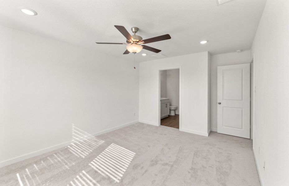 Spacious, unfurnished interior of a new home in Sunfield, Buda (Image 33).