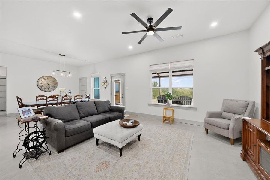 Furnished interior view inside a new home in , Whitewright (Image 19).