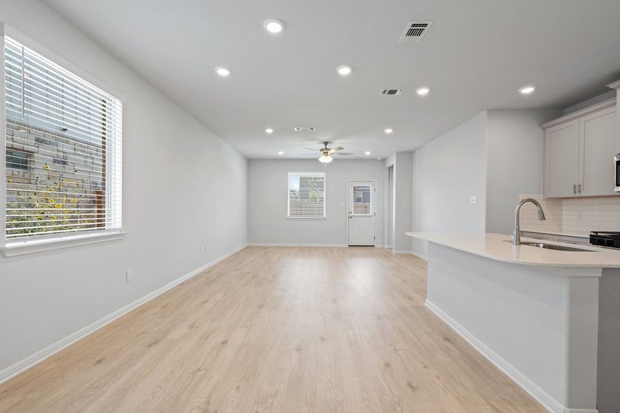 Spacious, unfurnished interior of a new home in Crosswinds, Kyle (Image 4).