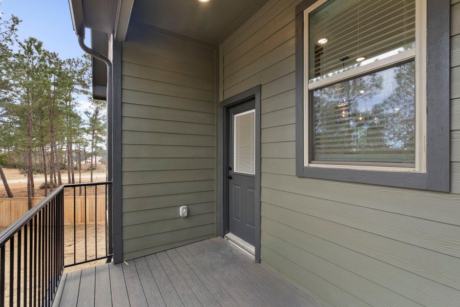 Exterior details and patio area of a home in Kresston, Montgomery (Image 4).