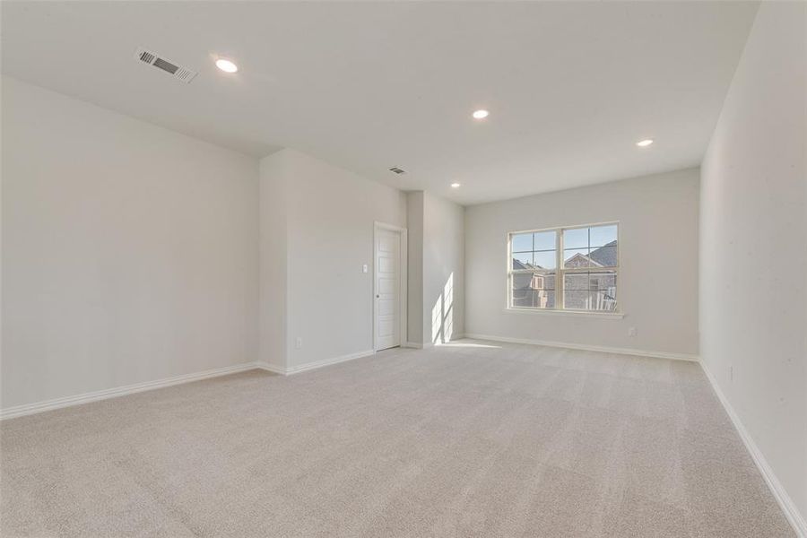 Spacious, unfurnished interior of a new home in Villages of Hurricane Creek, Anna (Image 15).