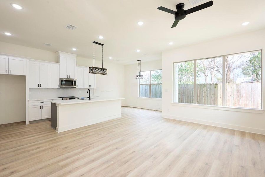 Spacious, unfurnished interior of a new home in , Houston (Image 10).