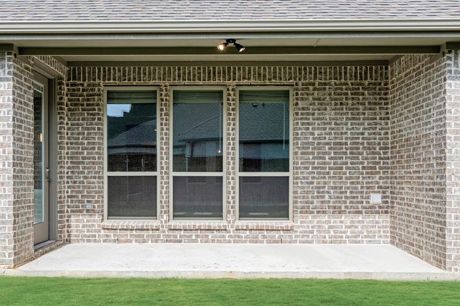 Exterior details and patio area of a home in Ridgepoint, Midlothian (Image 4).
