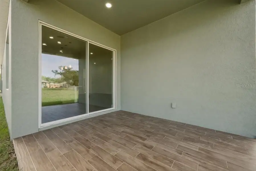 Exterior details and patio area of a home in , Orlando (Image 4).