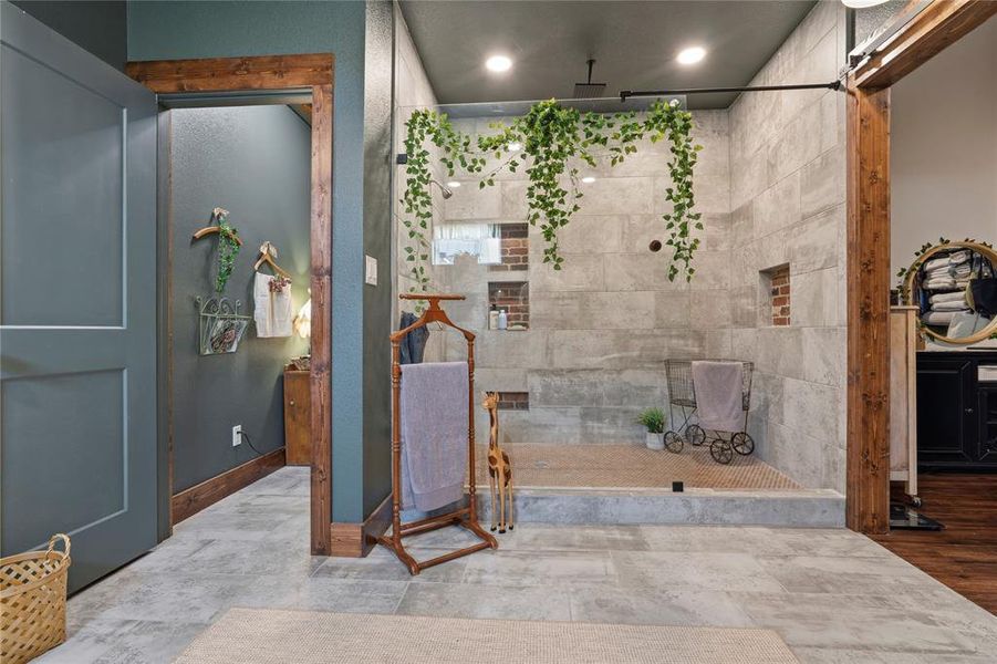 Furnished interior view inside a new home in , Tolar (Image 9).
