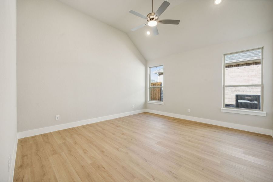 Spacious, unfurnished interior of a new home in Dove Hollow, Waxahachie (Image 26).