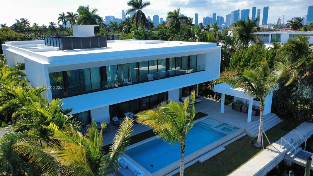 Condo located in Miami Beach, FL showcasing its design and architecture (Image 4).