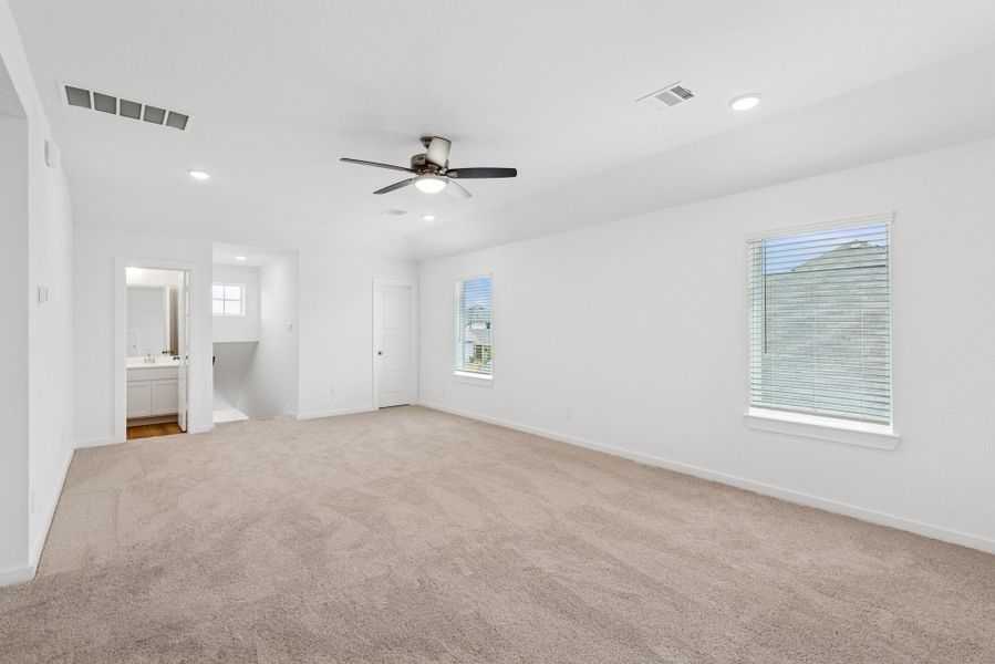 Spacious, unfurnished interior of a new home in Miller's Pond, Rosenberg (Image 25).