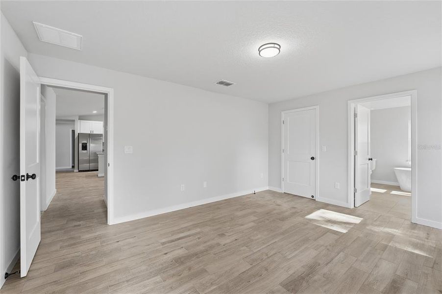 Spacious, unfurnished interior of a new home in , Ocala (Image 33).