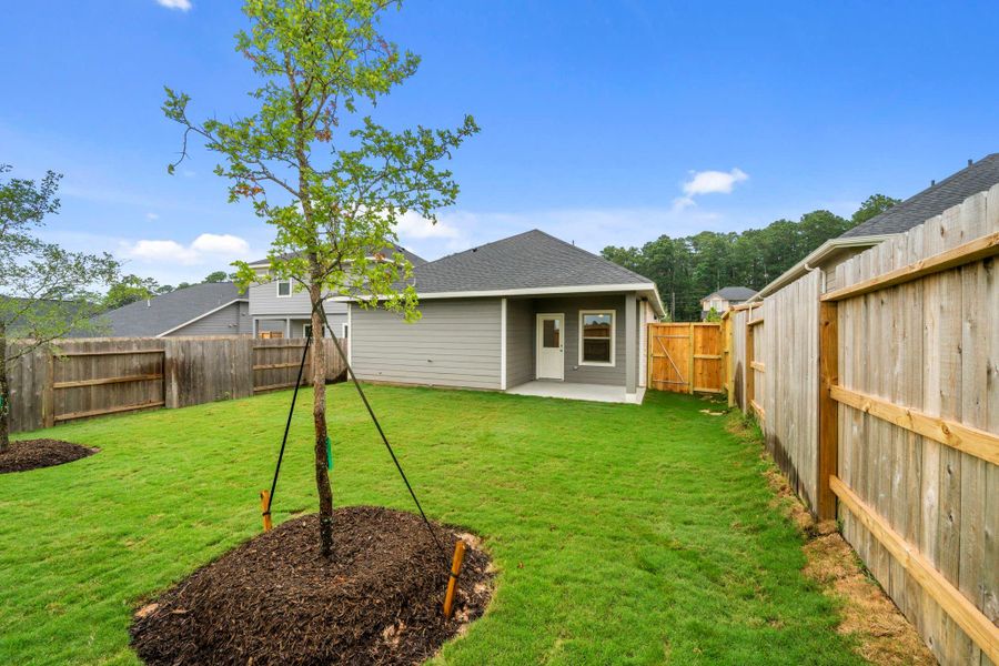 Exterior details and patio area of a home in Westridge Cove, Conroe (Image 3).