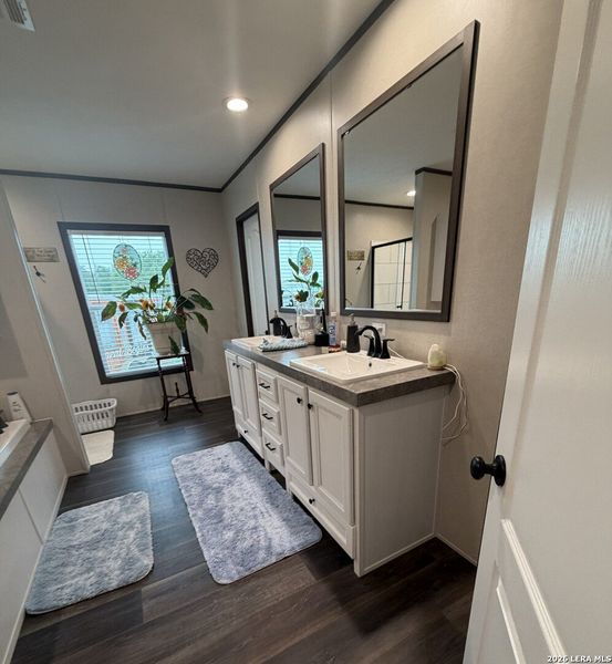 Furnished interior view inside a new home in , Seguin (Image 11).