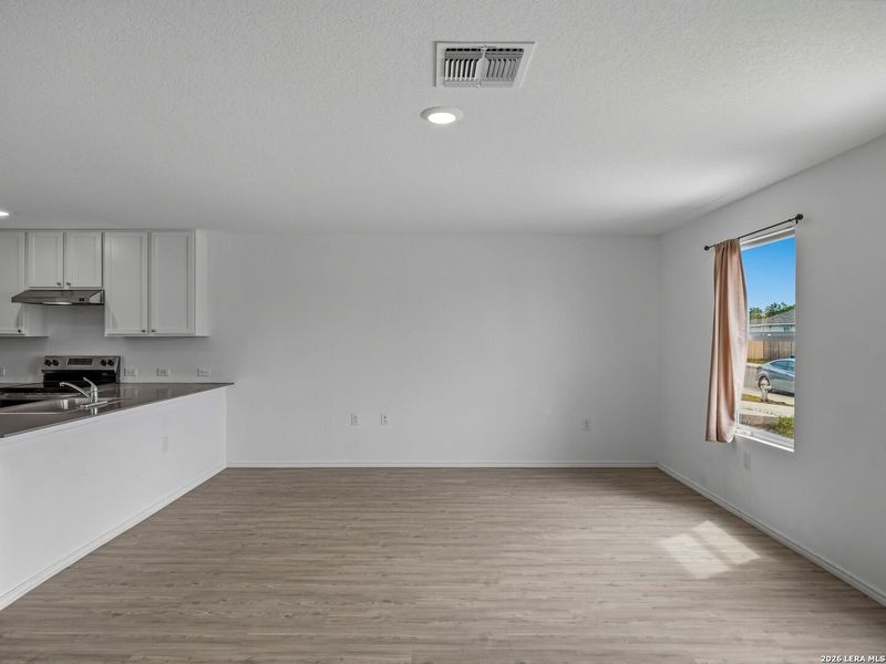 Spacious, unfurnished interior of a new home in Mission del Lago, San Antonio (Image 22).