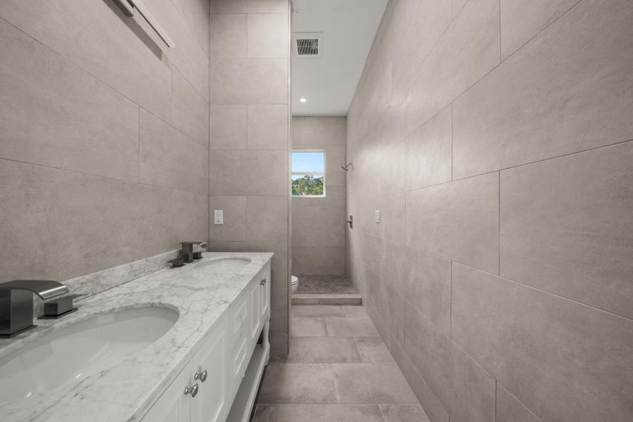 Furnished interior view inside a new home in , Lake Placid (Image 13).