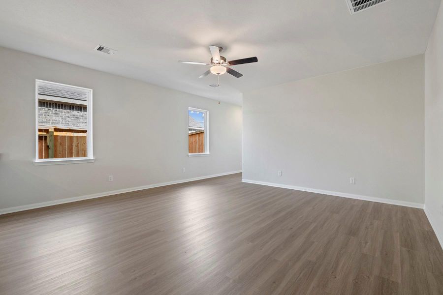 Spacious, unfurnished interior of a new home in Canterra Creek, Iowa Colony (Image 9).