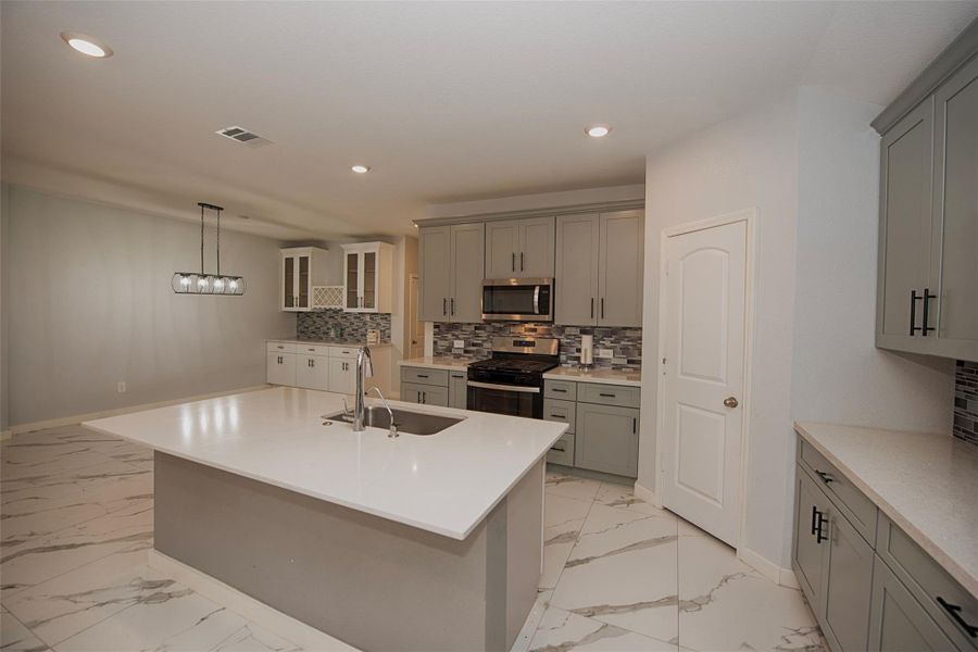 Another view of the great breakfast bar to the kitchen as you approach the family room. Another view of the great breakfast bar to the kitchen as you approach the family room.