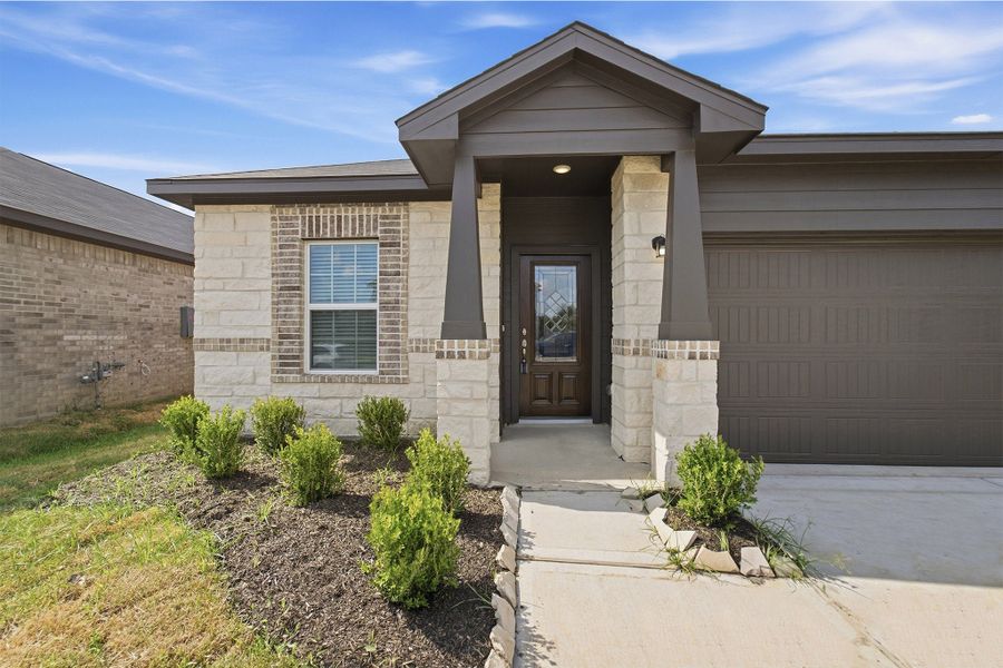 Exterior details and patio area of a home in Pecan Estates, Crosby (Image 3).