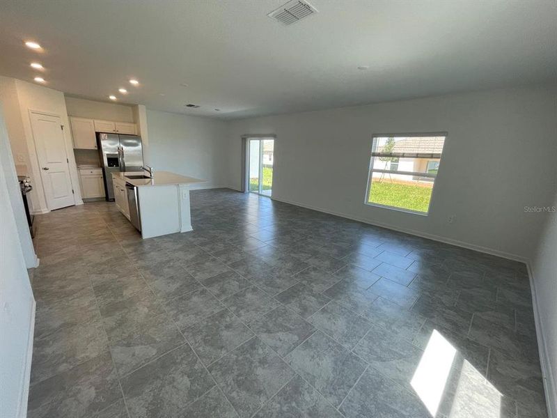 Spacious, unfurnished interior of a new home in Lawson Dunes, Haines City (Image 16).