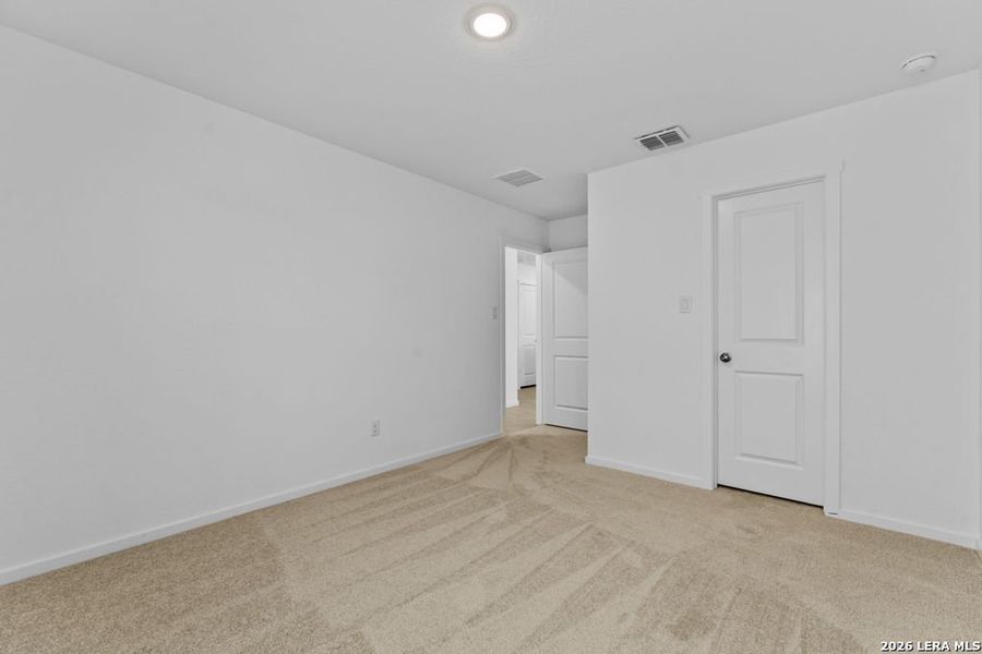 Spacious, unfurnished interior of a new home in Friendship Oaks, Fredericksburg (Image 25).
