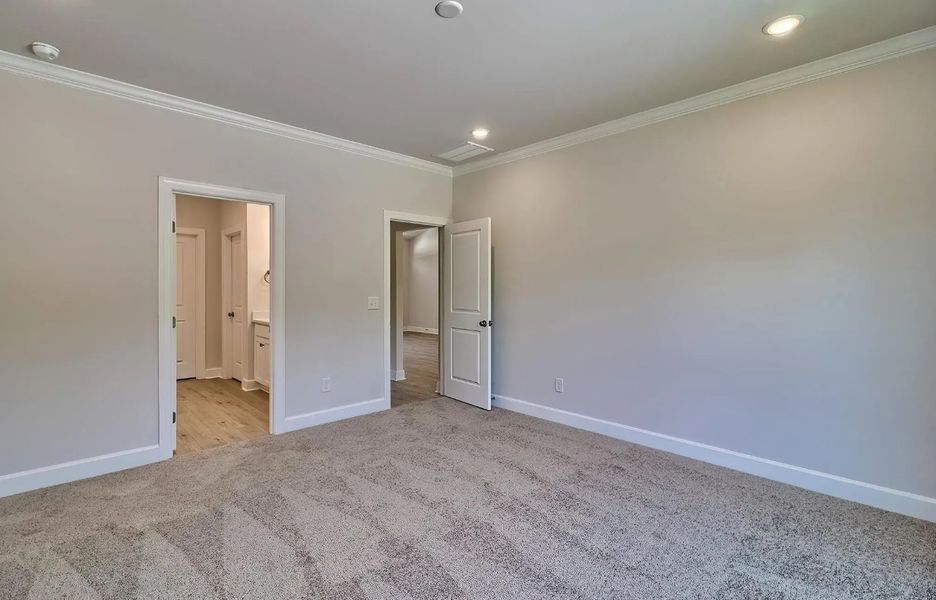 Spacious, unfurnished interior of a new home in Satchel Ford, Columbia (Image 29).