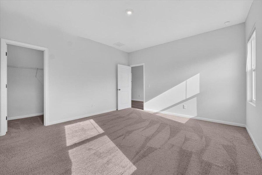 Spacious, unfurnished interior of a new home in Pender Woods at Cane Bay, Summerville (Image 31).