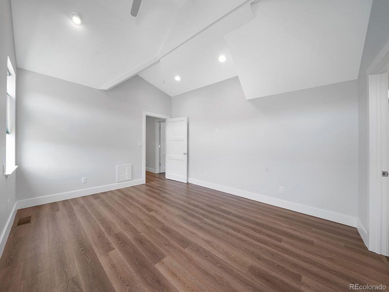 Spacious, unfurnished interior of a new home in , Salida (Image 20).