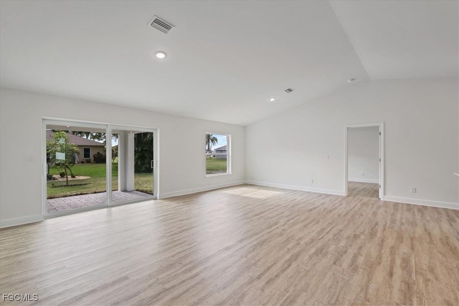 Spacious, unfurnished interior of a new home in Cape Coral, Cape Coral (Image 17).