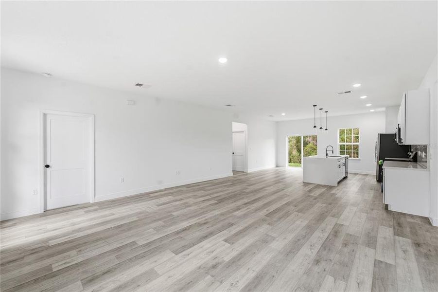 Spacious, unfurnished interior of a new home in , Ocala (Image 16).