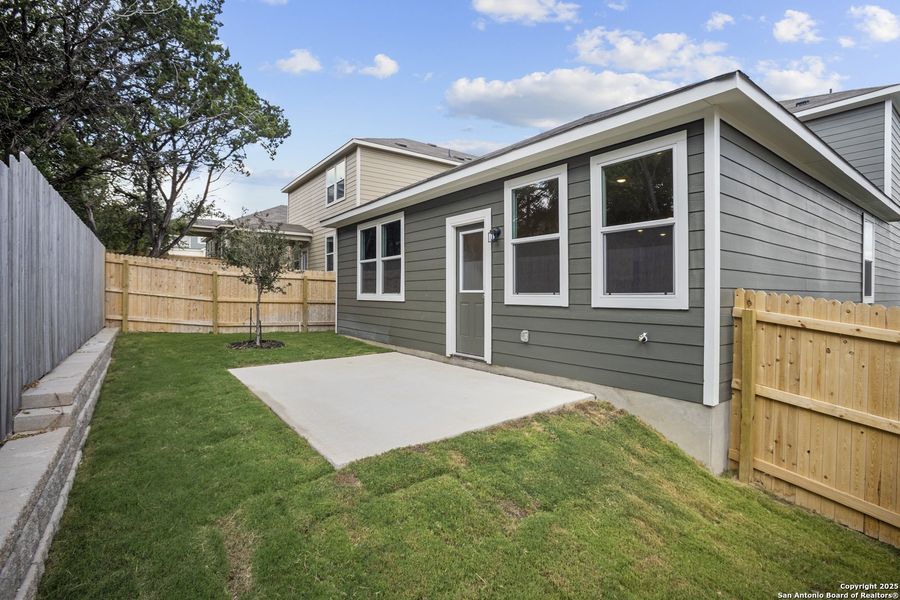 Exterior details and patio area of a home in Rosemont Hill, San Antonio (Image 18).