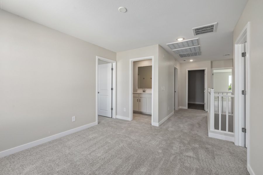 Spacious, unfurnished interior of a new home in Rialta, Mesa (Image 12).