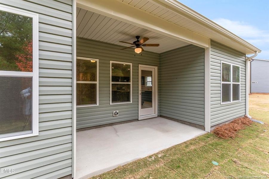 Covered Patio w/Ceiling Fan Covered Patio w/Ceiling Fan