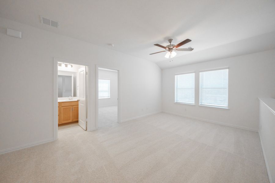 Spacious, unfurnished interior of a new home in The Villages of Hurricane Creek, Anna (Image 25).