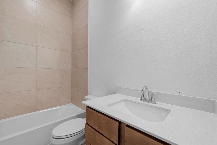 Furnished interior view inside a new home in Beacon Point, Texas City (Image 10).