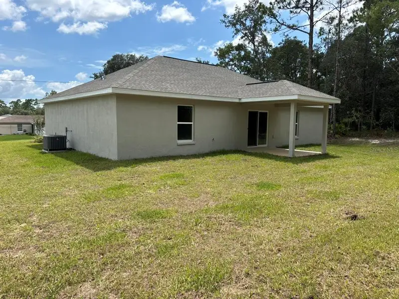 Exterior details and patio area of a home in , Dunnellon (Image 3).