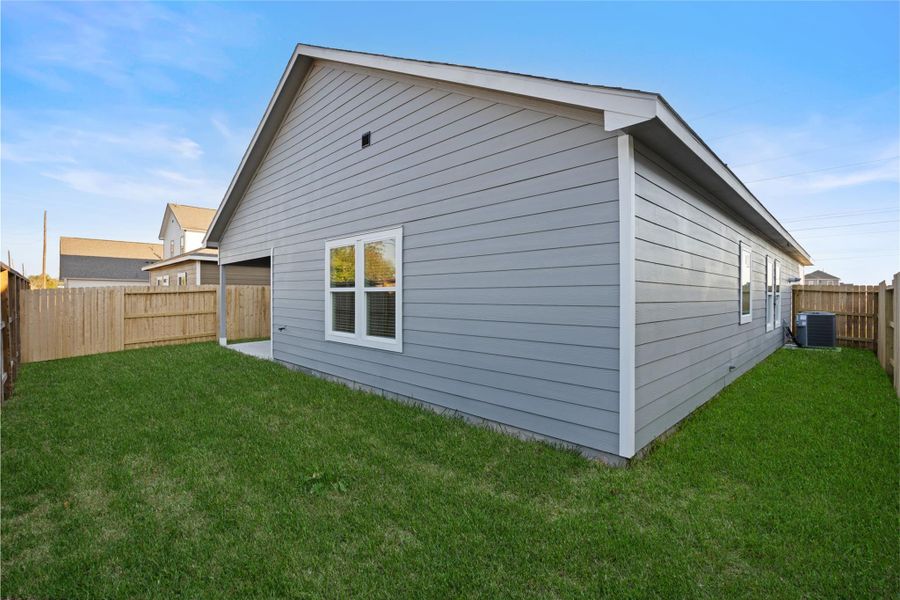 Exterior details and patio area of a home in Glendale Lakes, Rosharon (Image 4).