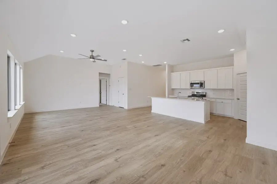 Spacious, unfurnished interior of a new home in Prairie Winds, Hutto (Image 23).