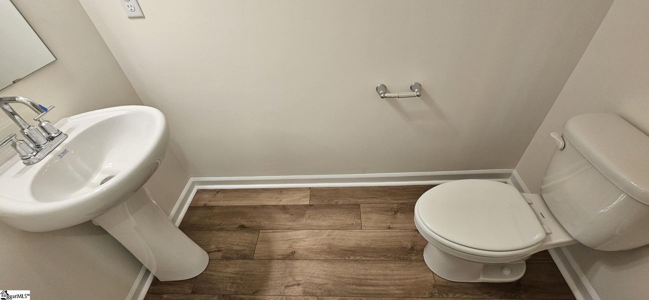 Furnished interior view inside a new home in Sedona, Greenville (Image 5).