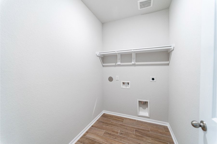 Spacious, unfurnished interior of a new home in Canterra Creek, Rosharon (Image 32).