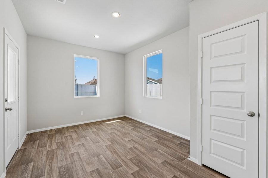 Spacious, unfurnished interior of a new home in Harvest Ridge, Elgin (Image 17).