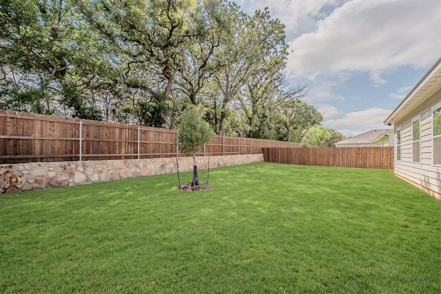 Exterior details and patio area of a home in Courtland Place, Cleburne (Image 22). Exterior details and patio area of a home in Courtland Place, Cleburne (Image 22).
