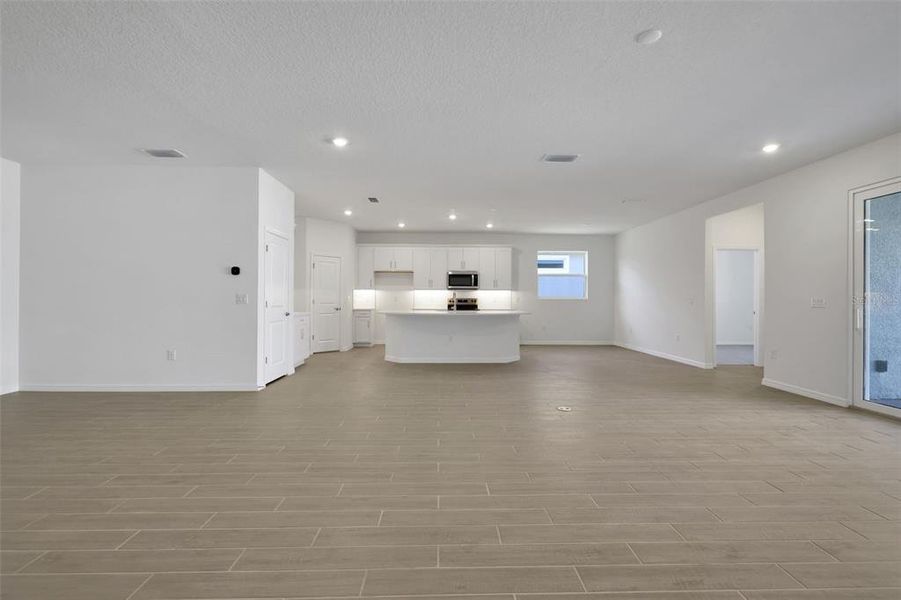 Spacious, unfurnished interior of a new home in Angeline, Land O' Lakes (Image 30).