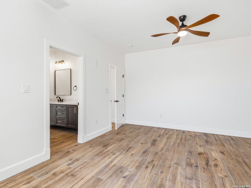 Spacious, unfurnished interior of a new home in , Terrell Hills (Image 32).